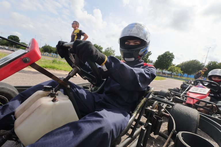 Pelci se destaca como política pública pioneira no Brasil ao oferecer aulas gratuitas de kart para crianças e adolescentes