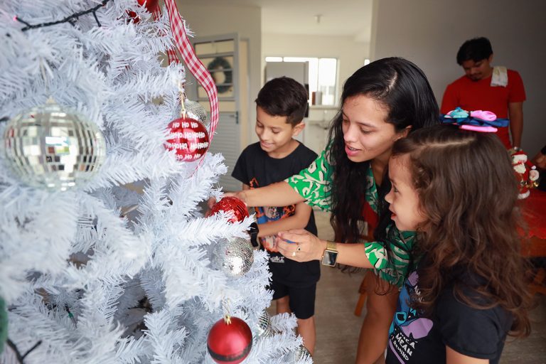 Famílias reassentadas pelo Prosamin+ celebram o Natal em moradias seguras, longe do risco de alagação