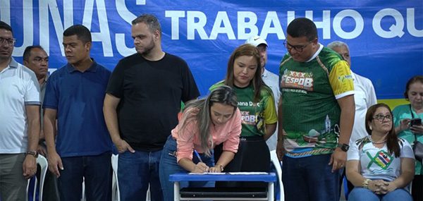 Governo do Amazonas e Cosama entregam 50 mil copos de água para o 30º Festival do Peixe Ornamental de Barcelos
