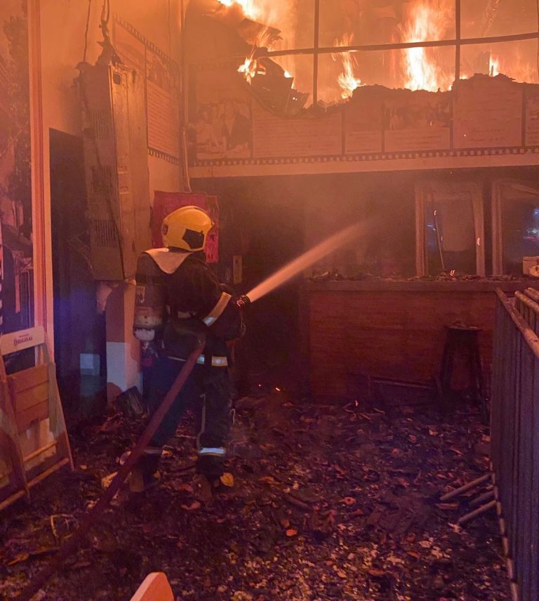 Bombeiros combatem incêndio em bar no bairro Nossa Senhora das Graças