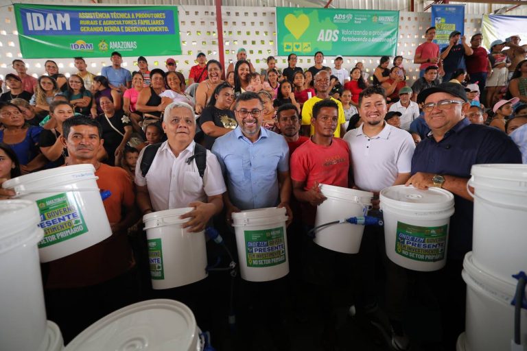 Em Caapiranga, governador Wilson Lima realiza novas entregas de cadeiras de rodas e fortalece o setor primário