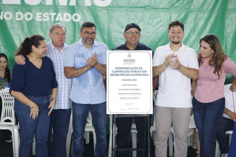 Governador Wilson Lima vistoria obras da estrada do Membeca e inaugura iluminação de LED em Caapiranga