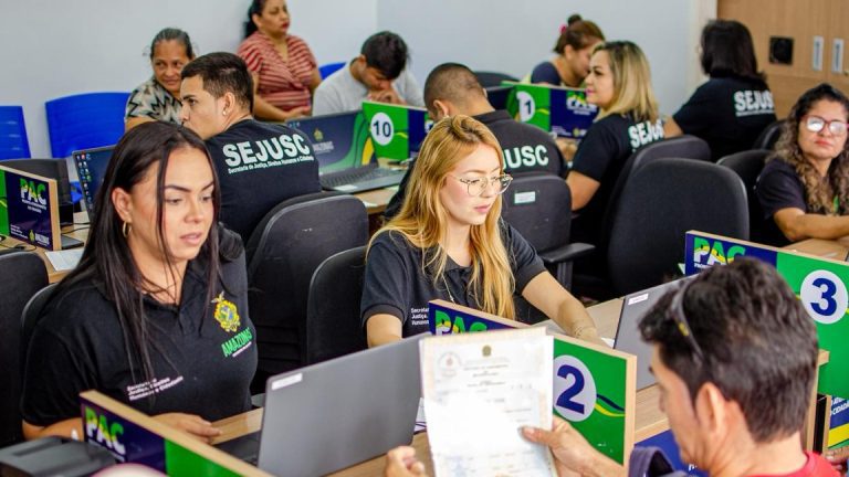 Parceria entre Amazonprev e Sejusc oferece atendimentos para aposentados e pensionistas nas unidades móveis do PAC