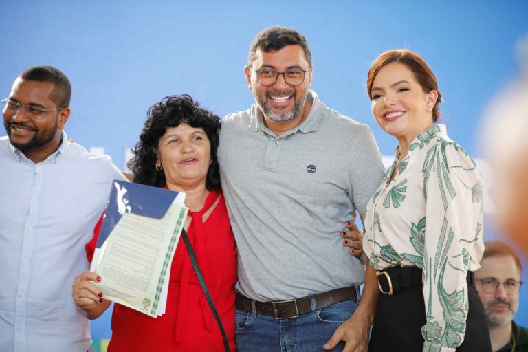 “Agora é uma coisa minha”, diz moradora ao receber título definitivo da casa pelo Governo do Amazonas