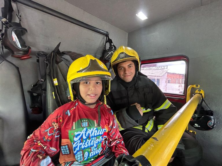 Fã dos Bombeiros, menino autista recebe visita surpresa no seu aniversário e ganha passeio na viatura