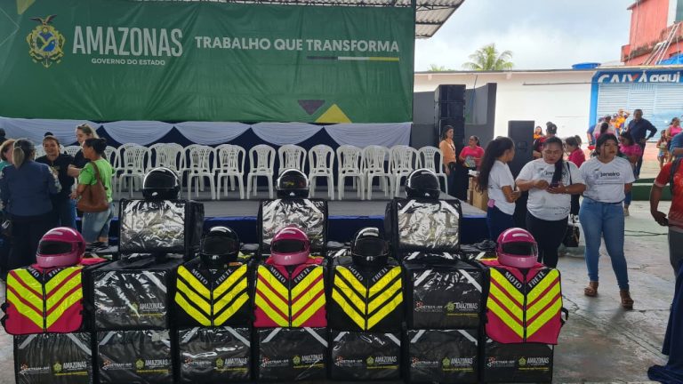 Detran-AM entrega 73 kits de segurança a motofretistas no interior do Estado