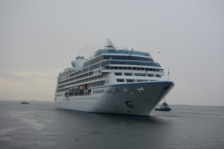 Temporada de cruzeiros 2026 é aberta com a chegada do MS Insígnia ao Porto de Manaus